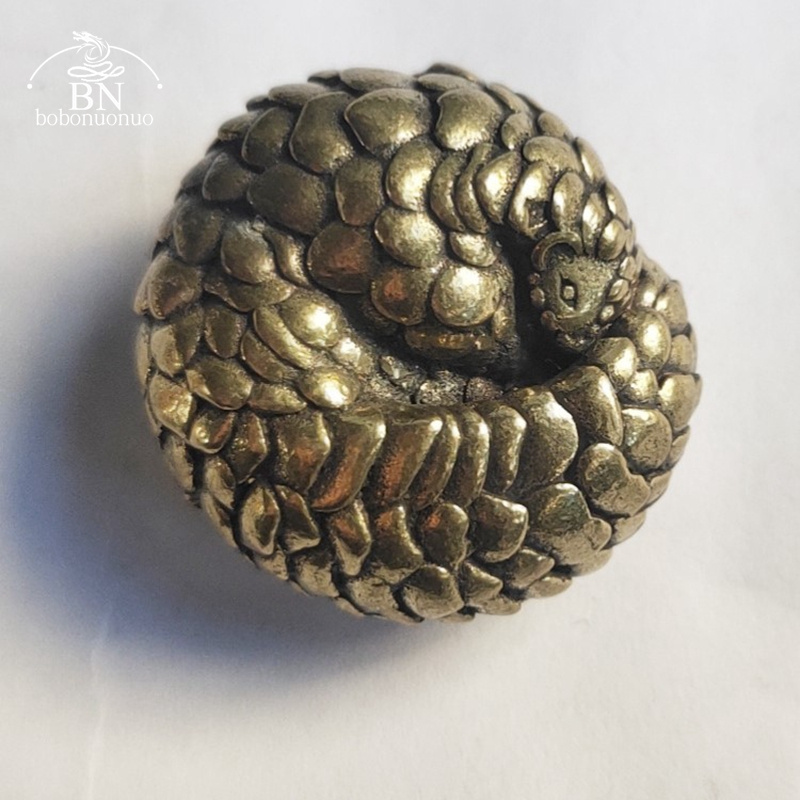 Retro Gaming Decor - Figurine de Pangolin sphérique en laiton